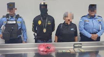 La mujer es originaria de Catacamas y reside en las Islas Caimán, según la Policía Nacional. (FOTO: Policía Nacional)