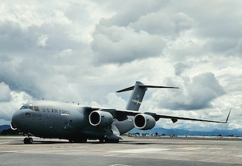 Un avión militar C-17 de la Fuerza Aérea de Estados Unidos fue utilizado para trasladar las 45 toneladas de droga decomisadas en Costa Rica. Cortesía: Ministerio Público