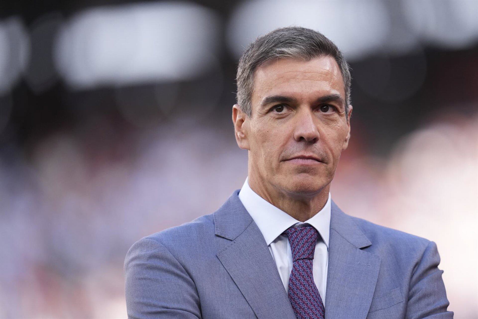 Sánchez regala al presidente de Argelia una camiseta de la selección con su nombre