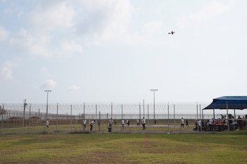 El predio tiene 566 hectáreas y escasos recursos, pero el Ejecutivo local lo considera un espacio útil para llevar a cabo el procesamiento, la detención y coordinación de las deportaciones (REUTERS)