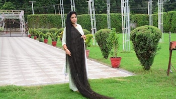 La “Rapunzel” de la vida real que logró un Guinness con un cabello de casi 2,72 metros