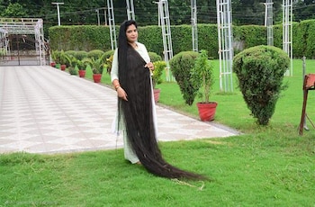 La mujer india que logró un Récord Guinness con su pelo de casi 2,72 metros