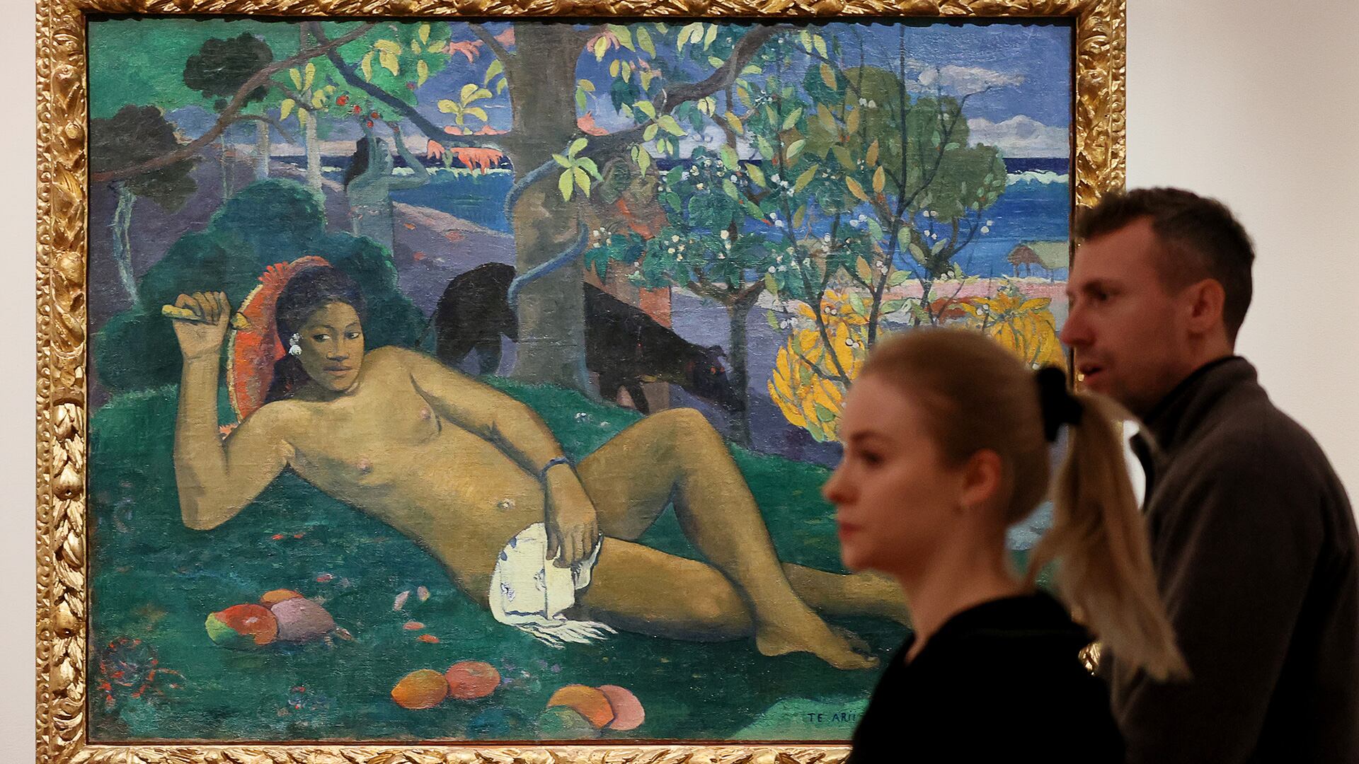 «Te arii vahine» («La esposa del rey»), de Gauguin, se exhibe en la Galería de Arte Europeo y Americano de los siglos XIX y XX del Museo Estatal de Bellas Artes Pushkin (Sergei Savostyanov/TASS/Sipa USA)