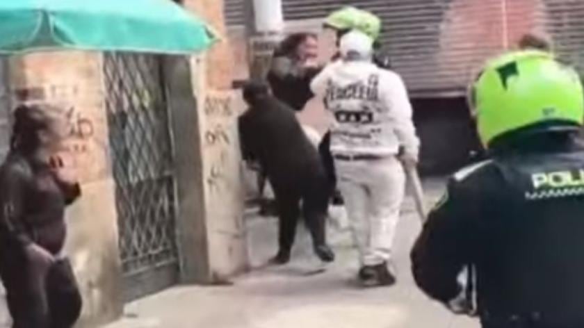 La situación fue controlada por uniformados tras la denuncia ciudadana y el traslado de los heridos a centros asistenciales. - crédito captura de video