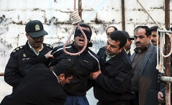 FOTO ARCHIVO. Balal (c), condenado a muerte por el asesinato de un hombre llamado Abdulá Hoseinzadeh en el año 2007, pidiendo a gritos clemencia durante su ejecución en la ciudad de Nowshahr, en el norte de Irán
EFE/Arash Khamooshi