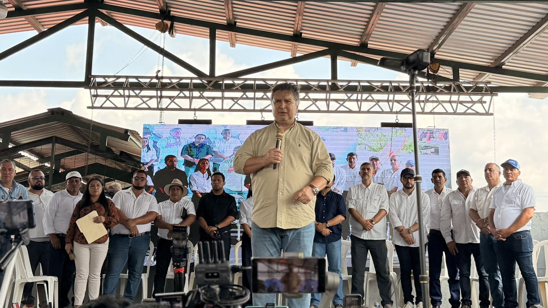 El expresidente Alfonso Portillo y el diputado Nery Ramos lideran un acto público para la conformación de un nuevo proyecto político en Guatemala, acompañados por simpatizantes y medios de comunicación.