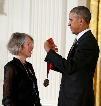Louise Gluck, condecorada por Obama en 2015. (REUTERS/Gary Cameron/File Photo)