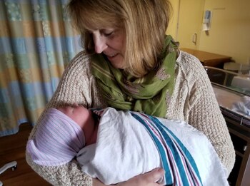 Cheryl Burch junto a una