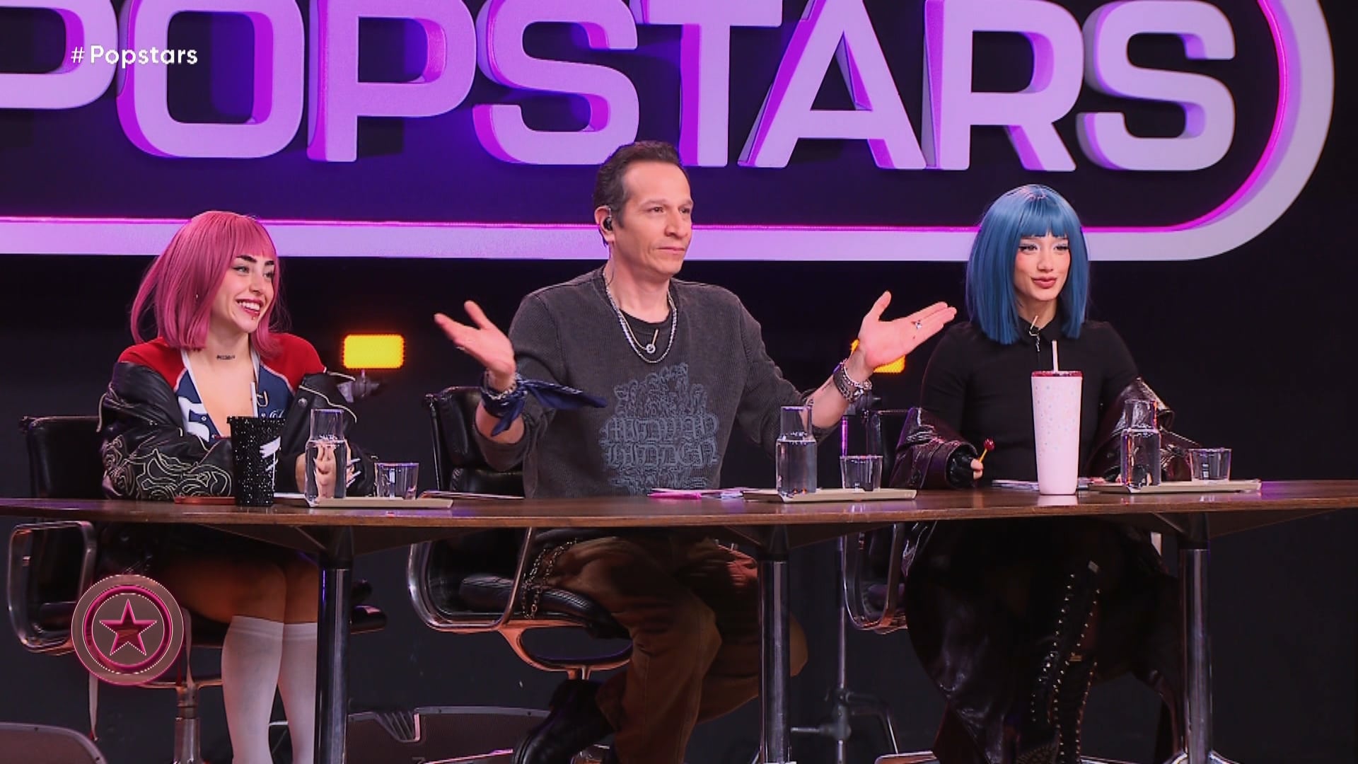 Nicki Nicole y Ángela Torres llevaron pelucas similares a las que Bandana usó en la portada de su álbum Noche (Popstars, Telefe)