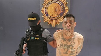 Autoridades guatemaltecas reciben en la frontera a alias “El Muerto”, uno de los 100 más buscados por El Salvador