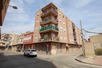 Vista general del domicilio donde convivía la mujer asesinada a manos de su pareja sentimental en Callosa de Segura (EFE/Morell)