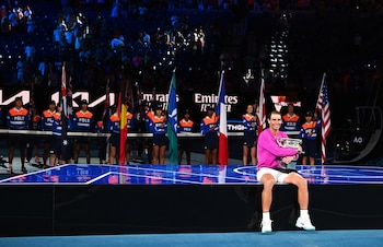 conquistó el Abierto de Australia al vencer al ruso por 2-6, 6-7(5), 6-4, 6-4 y 7-5