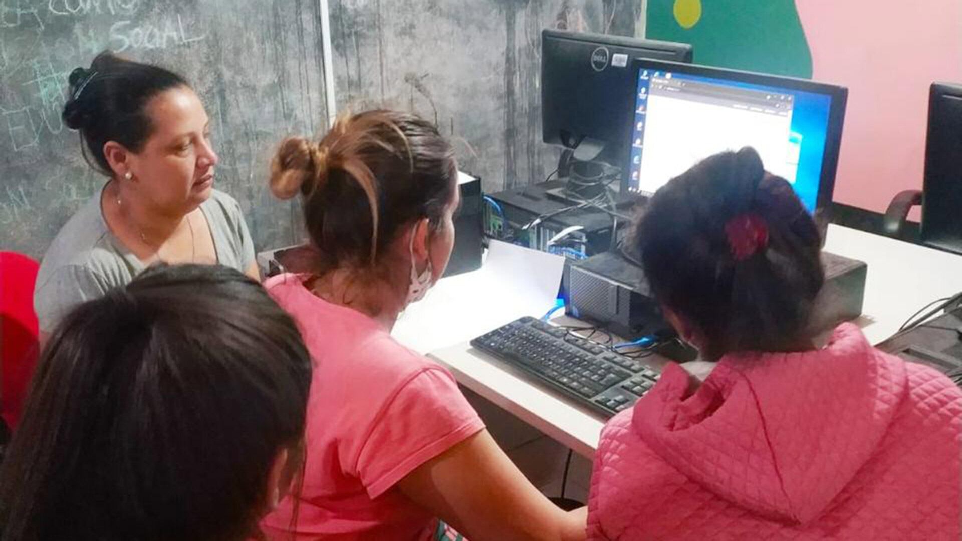 Vecinas y vecinos del barrio República de la Sexta participan de los primeros talleres en el Club Unión y Fuerza.