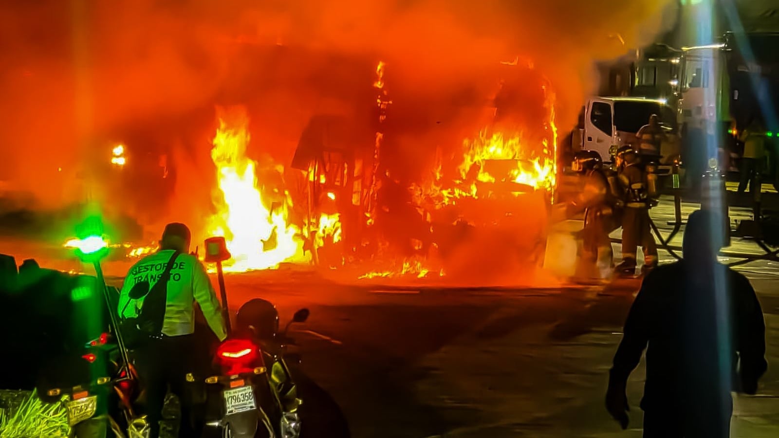 Voraz incendio consumió cuatro autobuses del transporte colectivo en el occidente salvadoreño