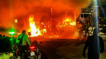 Un autobús del transporte público se incendia en la carretera Panamericana en El Salvador