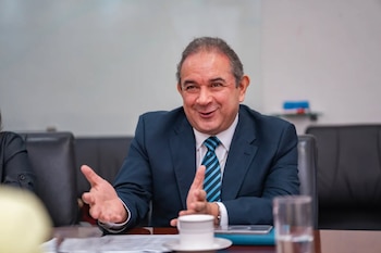 Tony Roldán, presidente y director ejecutivo de CASEM, advirtió que Panamá debe mejorar la estabilidad jurídica, agilizar visados y fortalecer el dominio del inglés para atraer más multinacionales. Tomado del Facebook de la ATP