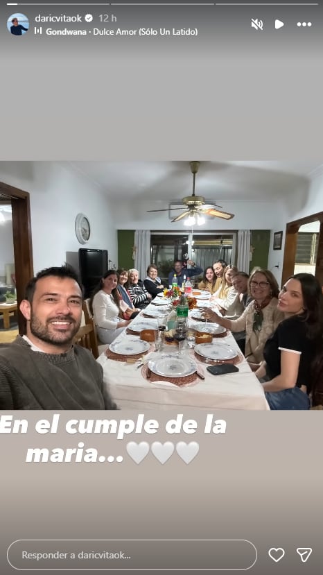 El exfutbolista compartió unas fotos de la celebración a su mamá, y una foto llamó la atención de todos
