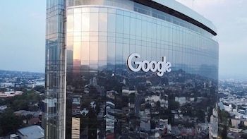 FOTO DE ARCHIVO: Una vista de dron muestra el logo de Google en un edificio tras el lanzamiento de Google El Salvador en San Salvador, El Salvador, 16 de abril de 2024. REUTERS/Jose Cabezas/Foto de archivo
