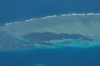 Vista aérea del BRP Sierra Madre en el disputado banco Ayungin (Second Thomas Shoal), donde un marino filipino fue golpeado por la guardia costera china (REUTERS/archivo)