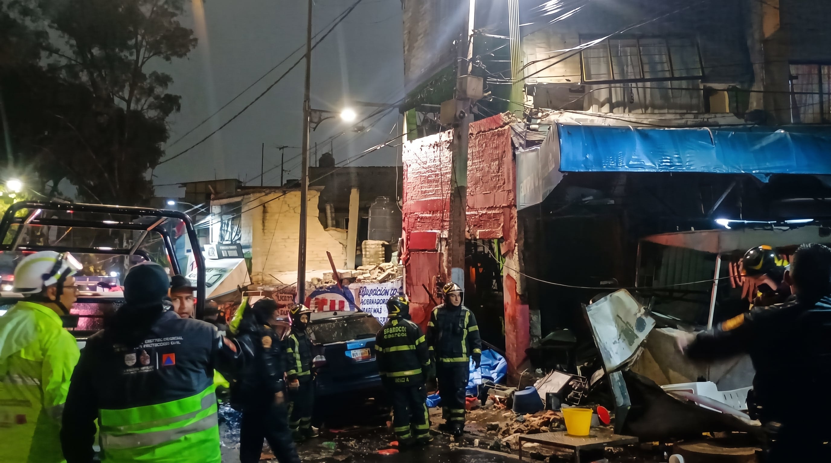 Elementos de bomberos y protección civil evalúan los daños: rescatan a once personas y reportan una víctima (Imagen Ilustrativa Infobae)