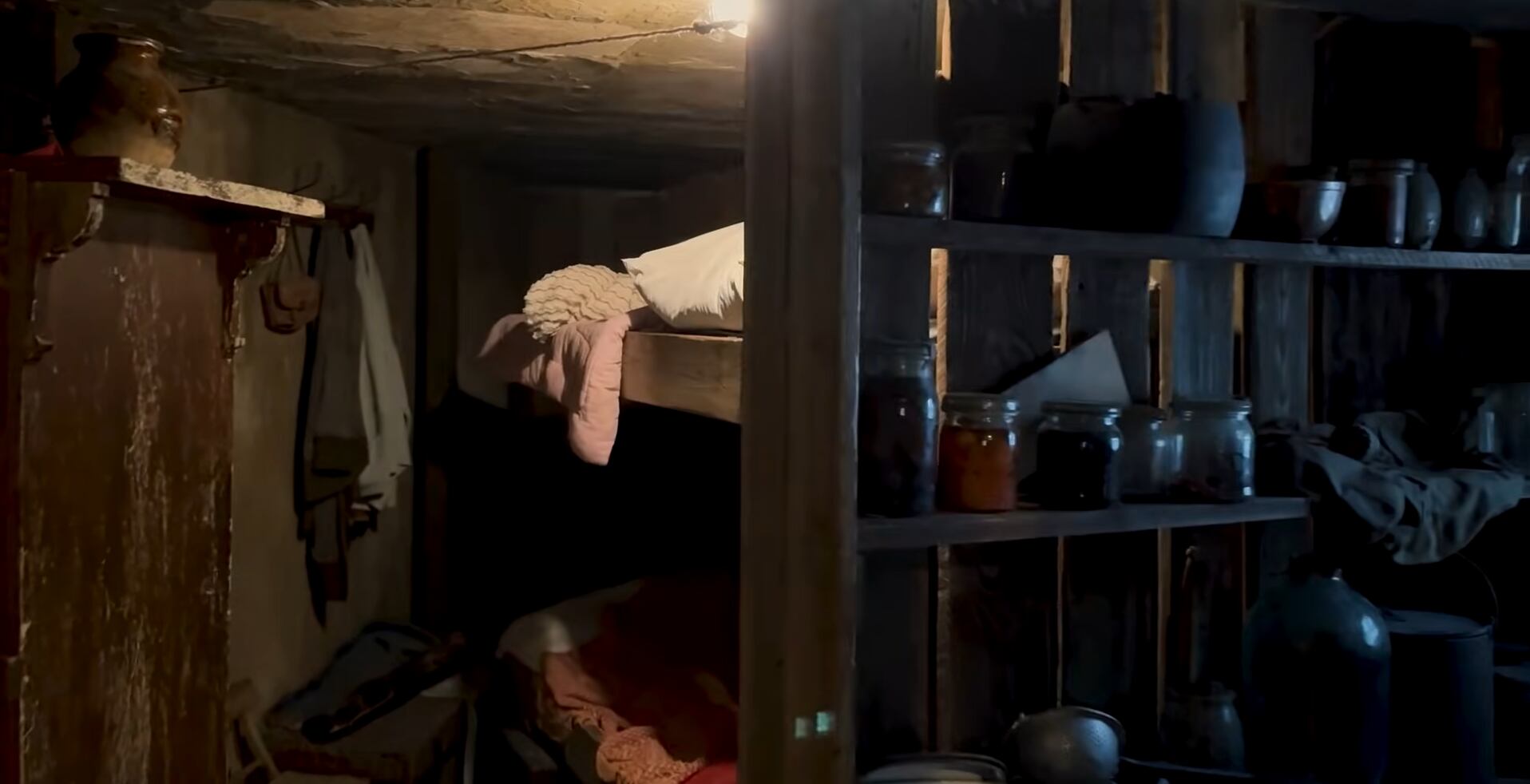 La instalación, ahora un museo, muestra cómo Schindler transformó su fábrica en un santuario con dormitorios - crédito Pao Pineda