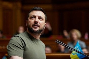 El presidente de Ucrania, Volodimir Zelensky, habla durante una sesión del parlamento en la que el primer ministro británico, Boris Johnson, se dirige a los legisladores ucranianos a través de un enlace de vídeo, mientras continúa el ataque de Rusia a Ucrania, en Kiev, Ucrania, el 3 de mayo de 2022. Ukrainian Presidential Press Service/Handout via REUTERS