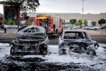 Los bomberos de la Comunidad de Madrid extinguen un incendio en un parking originado en un vehículo. (Europa Press)