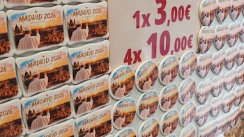 Un Madrid en blanco y amarillo espera a León XIV entre Bad Bunny, dulces, imanes nazarenos y peregrinos chulapos