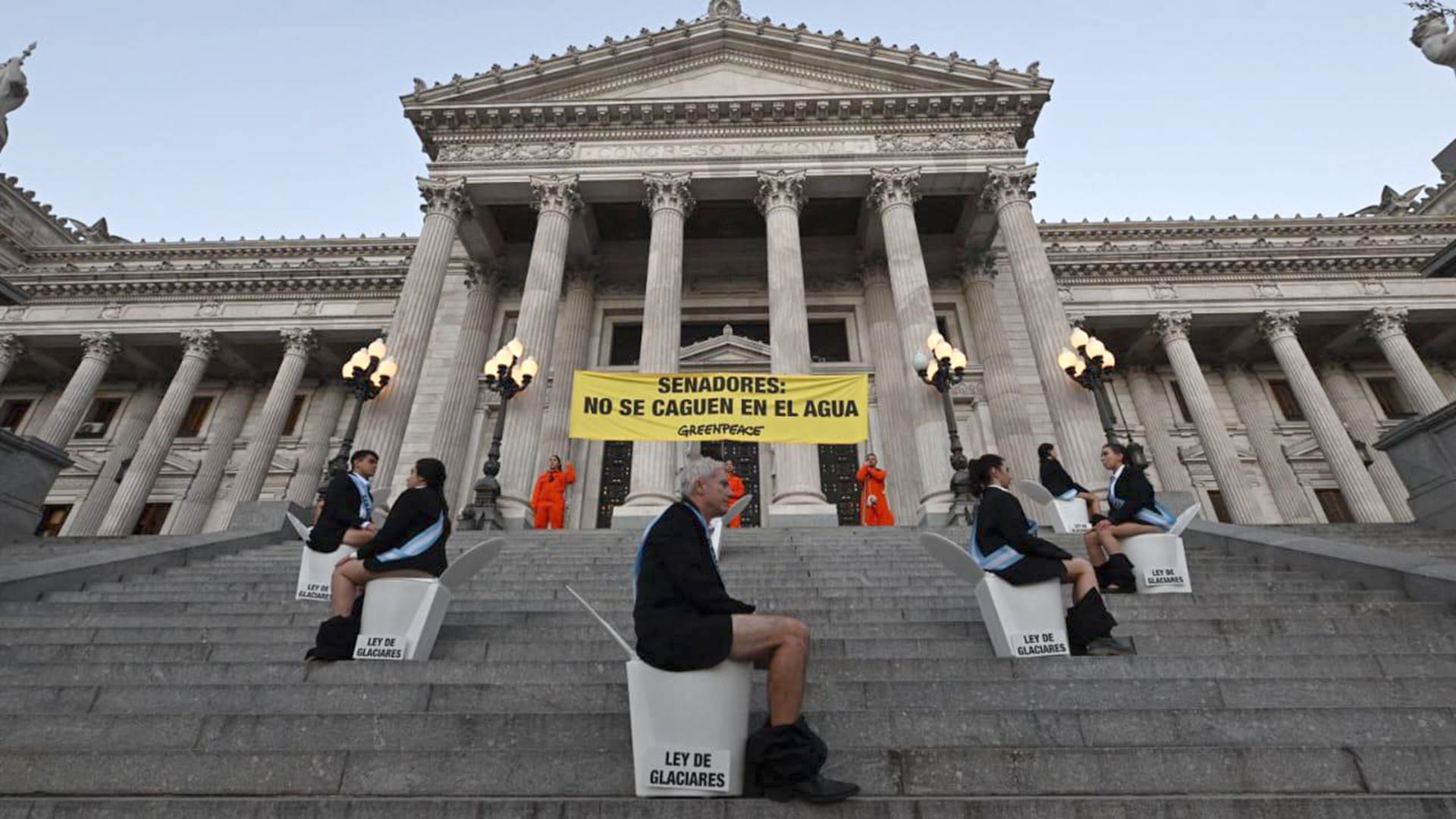 Activistas de Greenpeace realizan una impactante protesta frente al Congreso por cambios en la Ley de Glaciares, utilizando inodoros con la frase