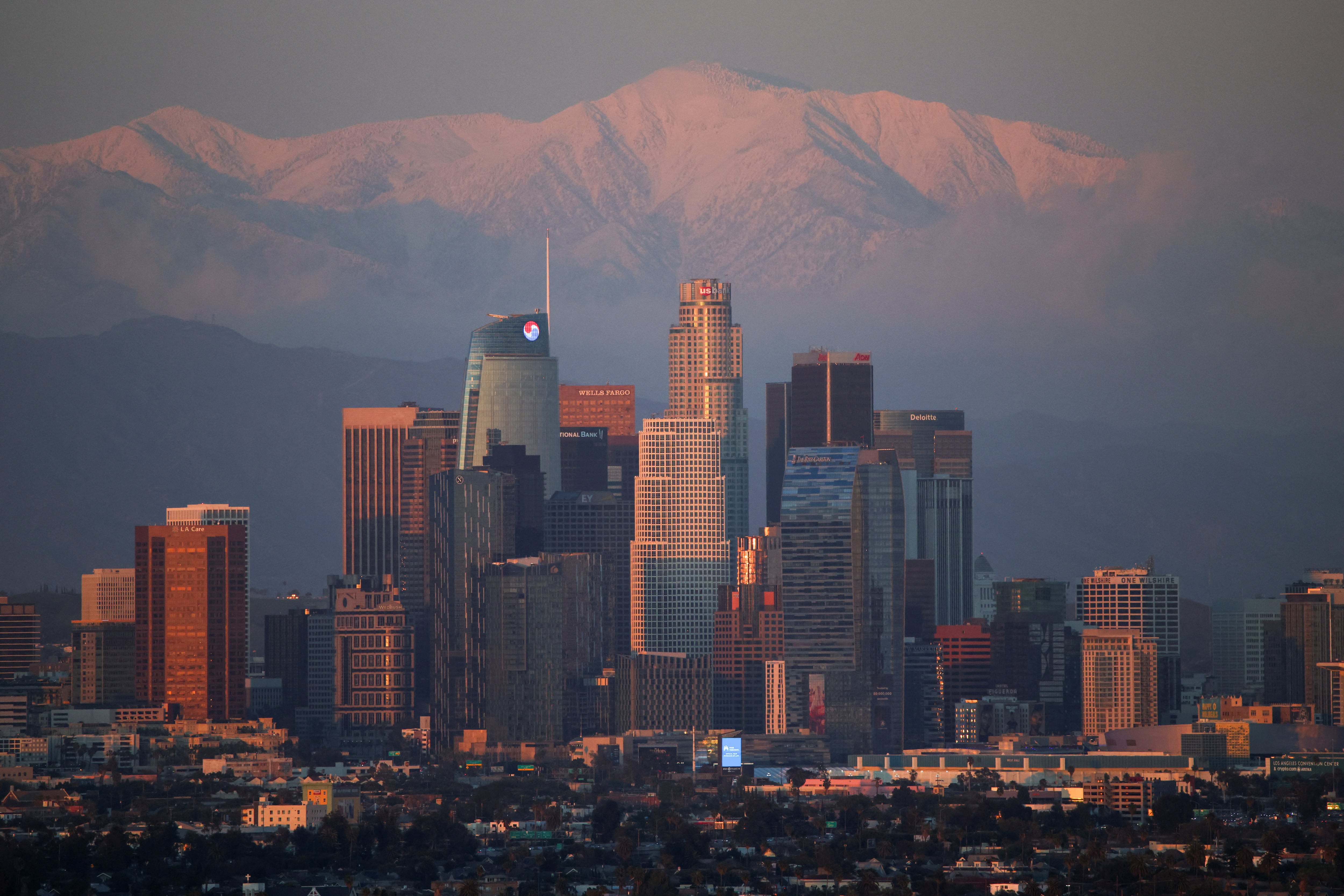 En zonas de Los Ángeles, el dinero estimado necesario supera los USD 120.000 (REUTERS/Daniel Cole)