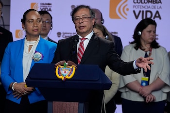 Congresistas mostraron su indignación en redes sociales frente a video de disidencias de las Farc entregando kits escolares a niños en Norte de Santander - crédito Fernando Vergara/AP Foto