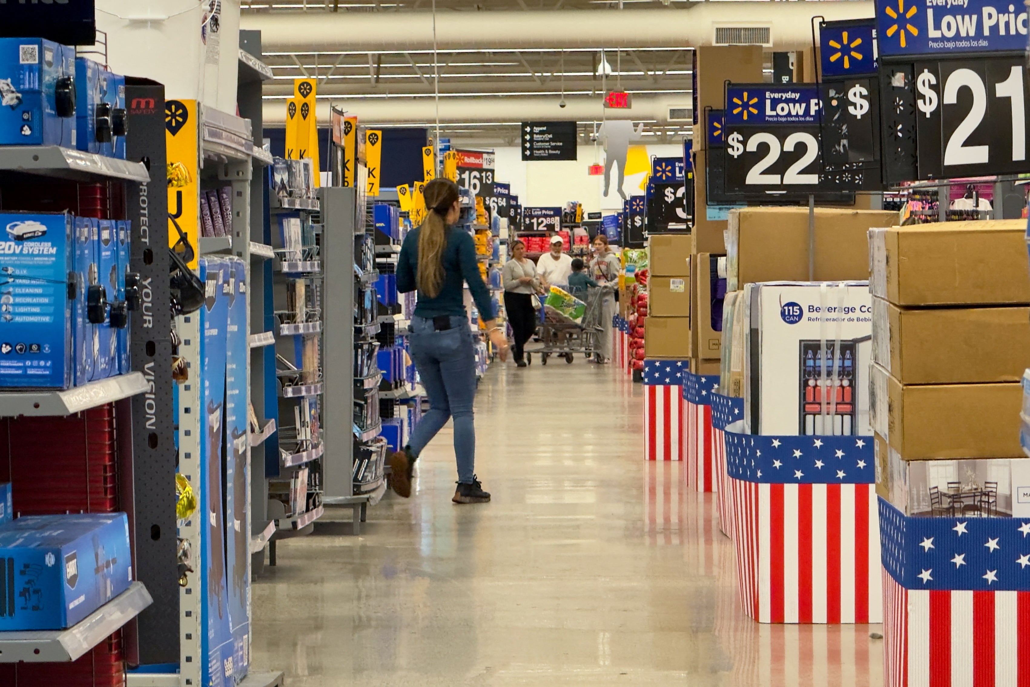 La gente camina en una tienda Walmart en Oceanside, California, EE. UU. REUTERS/Mike Blake