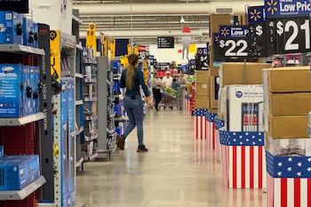 La gente camina en una