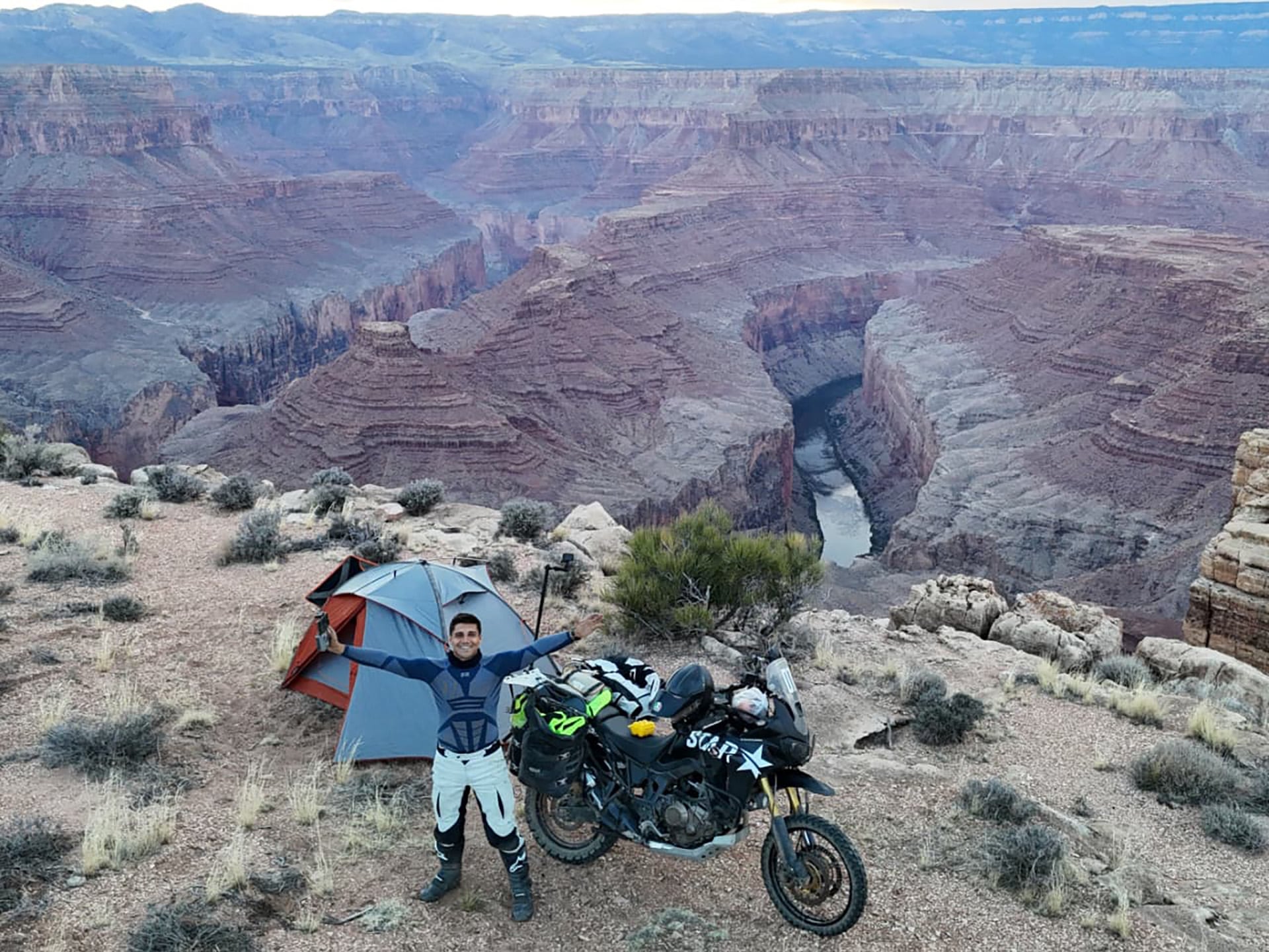 Sebastián posa junto a su moto en el Gran Cañón del Colorado, Estados Unidos