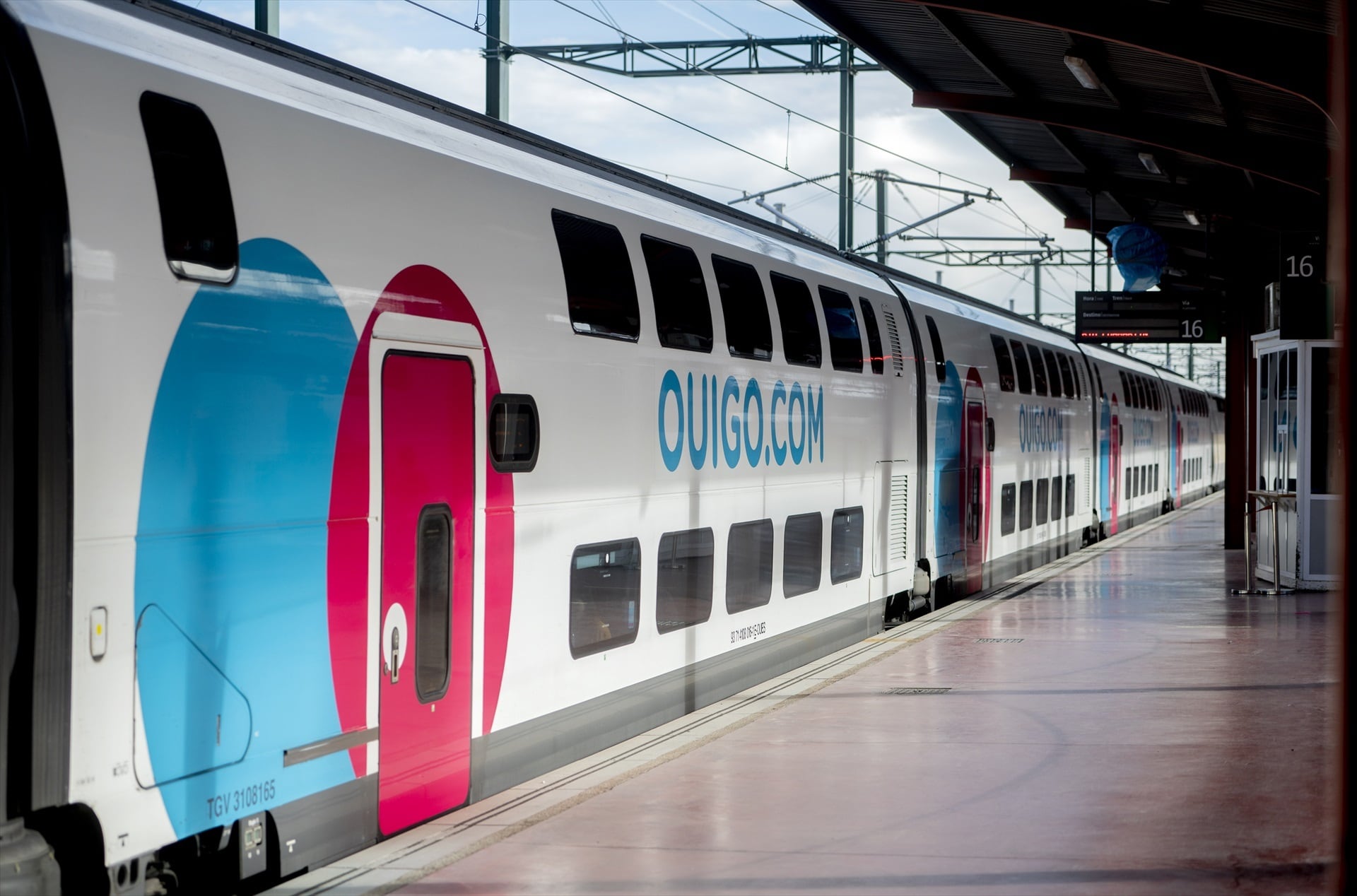 Un tren de Ouigo en el andén de la estación de Madrid Chamartín. (Alberto Ortega / Europa Press)