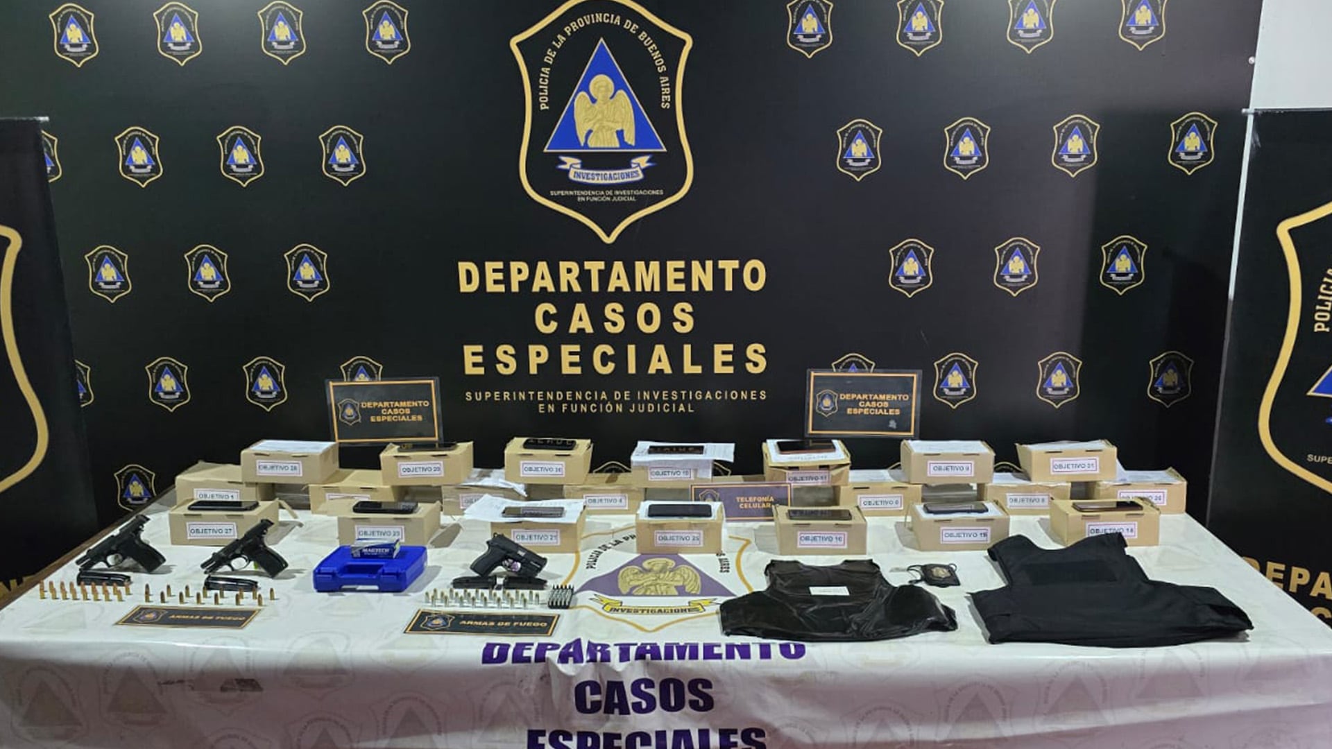 Se incautó una importante cantidad de teléfonos celulares, armas de fuego y dos chalecos antibalas