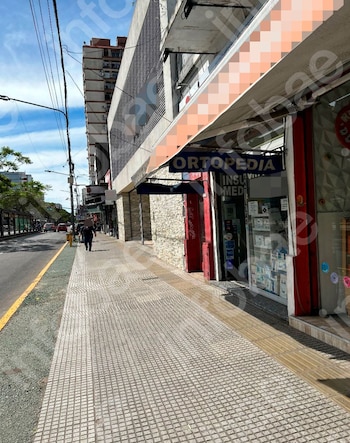 Aseguró que se cayó por una vereda rota y demandó al municipio: la Justicia desestimó el reclamo y la obligó a pagar los gastos del juicio