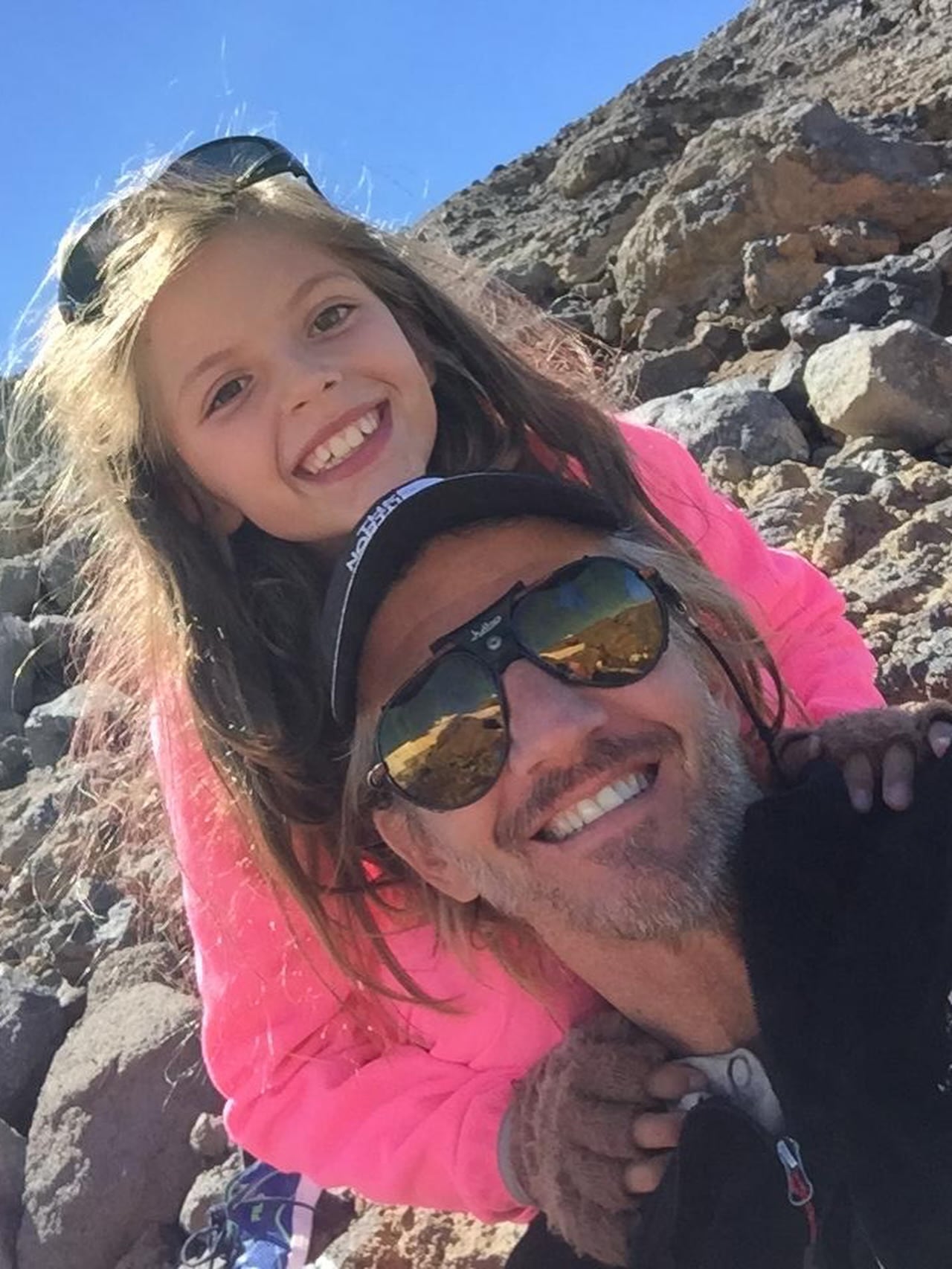 Facundo Arana posa sonriente junto a su hija en un entorno rocoso al aire libre, compartiendo un momento de felicidad capturado en un tierno posteo