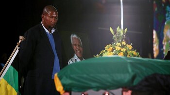 Mandla Mandela, de pie junto