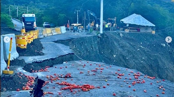Lluvias provocan nuevo desbordamiento y el colapso de una carretera en República Dominicana