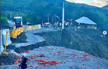 Un socavón interrumpe totalmente la circulación en la carretera Ocoa–Cruce de Ocoa, dejando a San José de Ocoa aislada por las intensas lluvias. (Foto cortesía Gobernación Provincial San José de Ocoa)