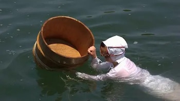 Una buceadora Ama japonesa, ataviada