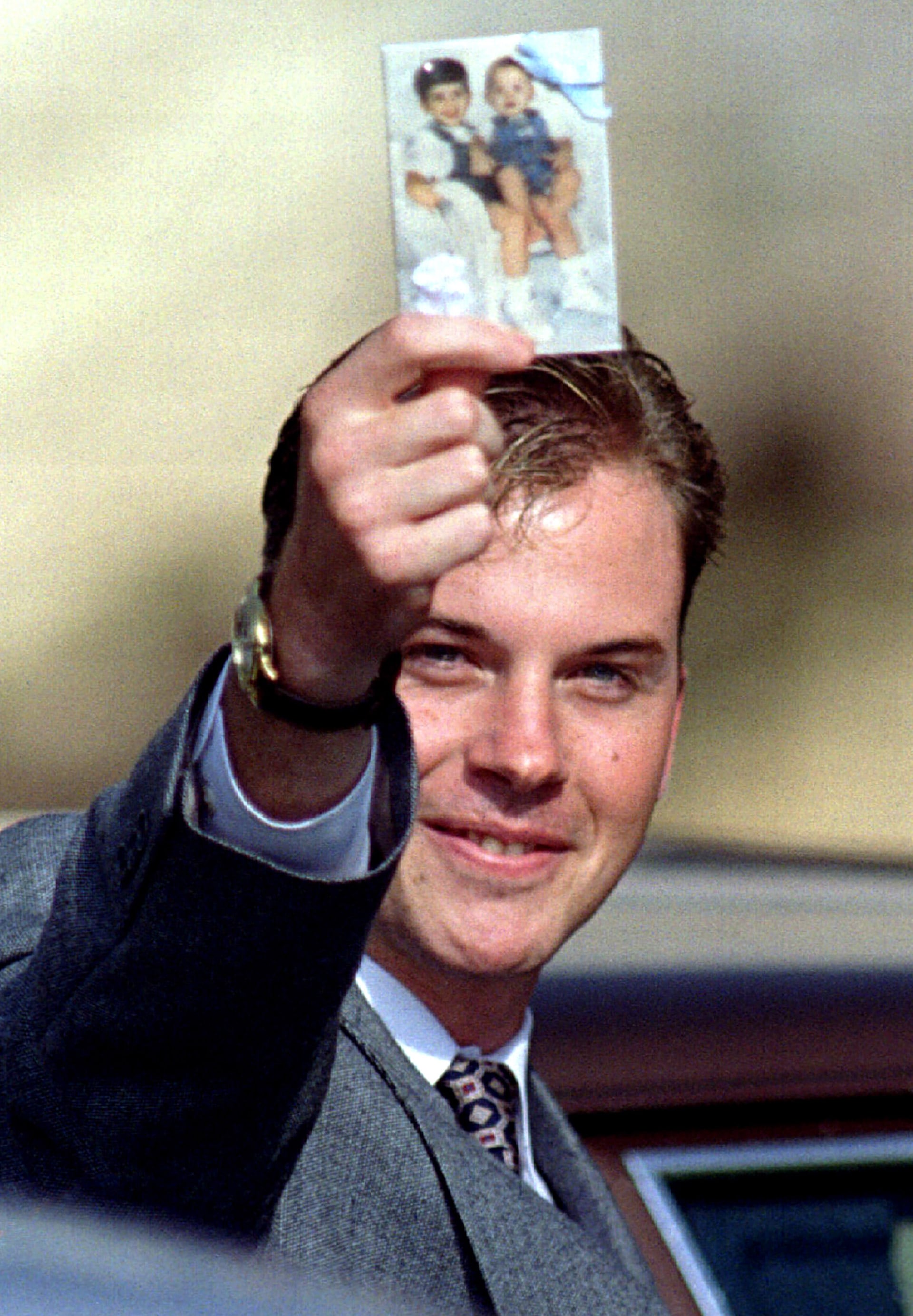 David Smith sostiene una fotografía de sus hijos Michael y Alex tras la sentencia de su exesposa Susan Smith en julio de 1995 (Archivo)