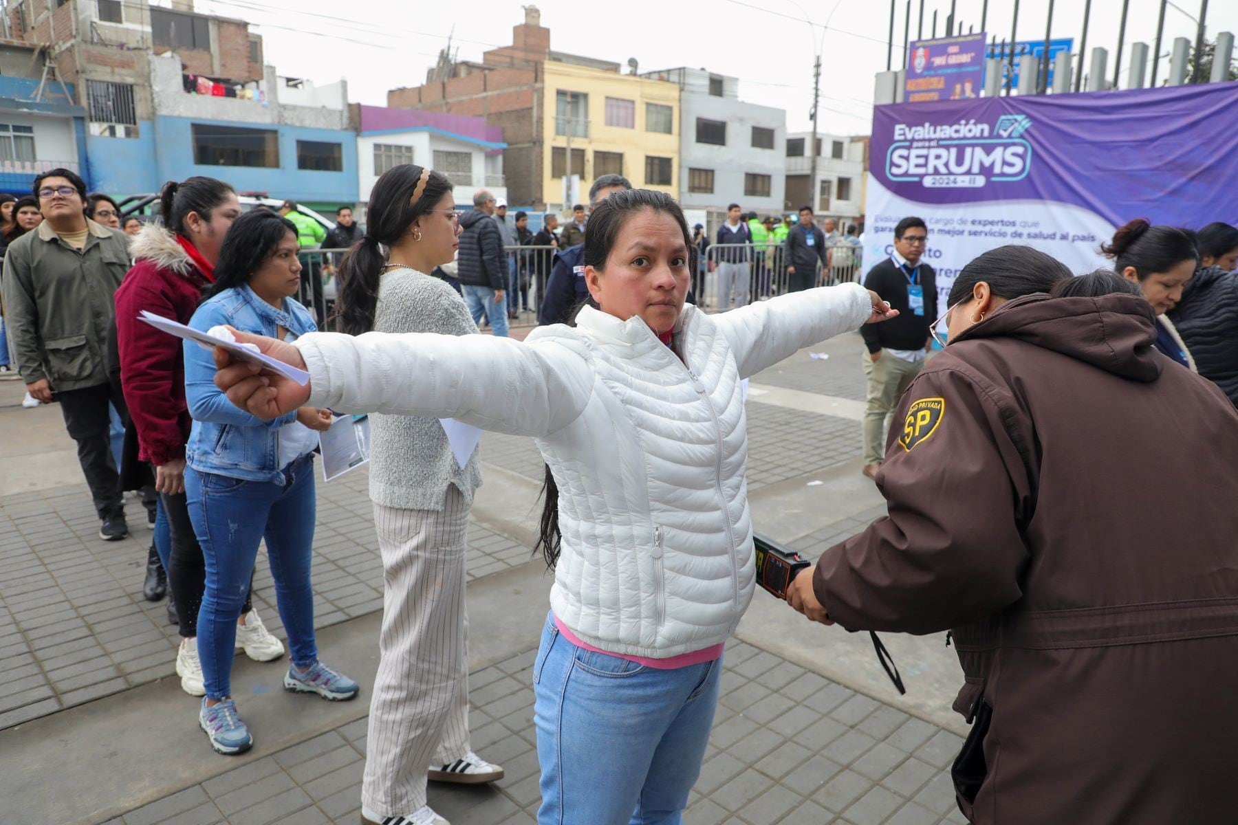 Para presentarse a la evaluación, los profesionales deben portar de forma obligatoria su Documento Nacional de Identidad. (Foto: Andina)