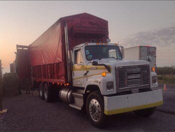 Tractocamión detenido (foto: Sedena)