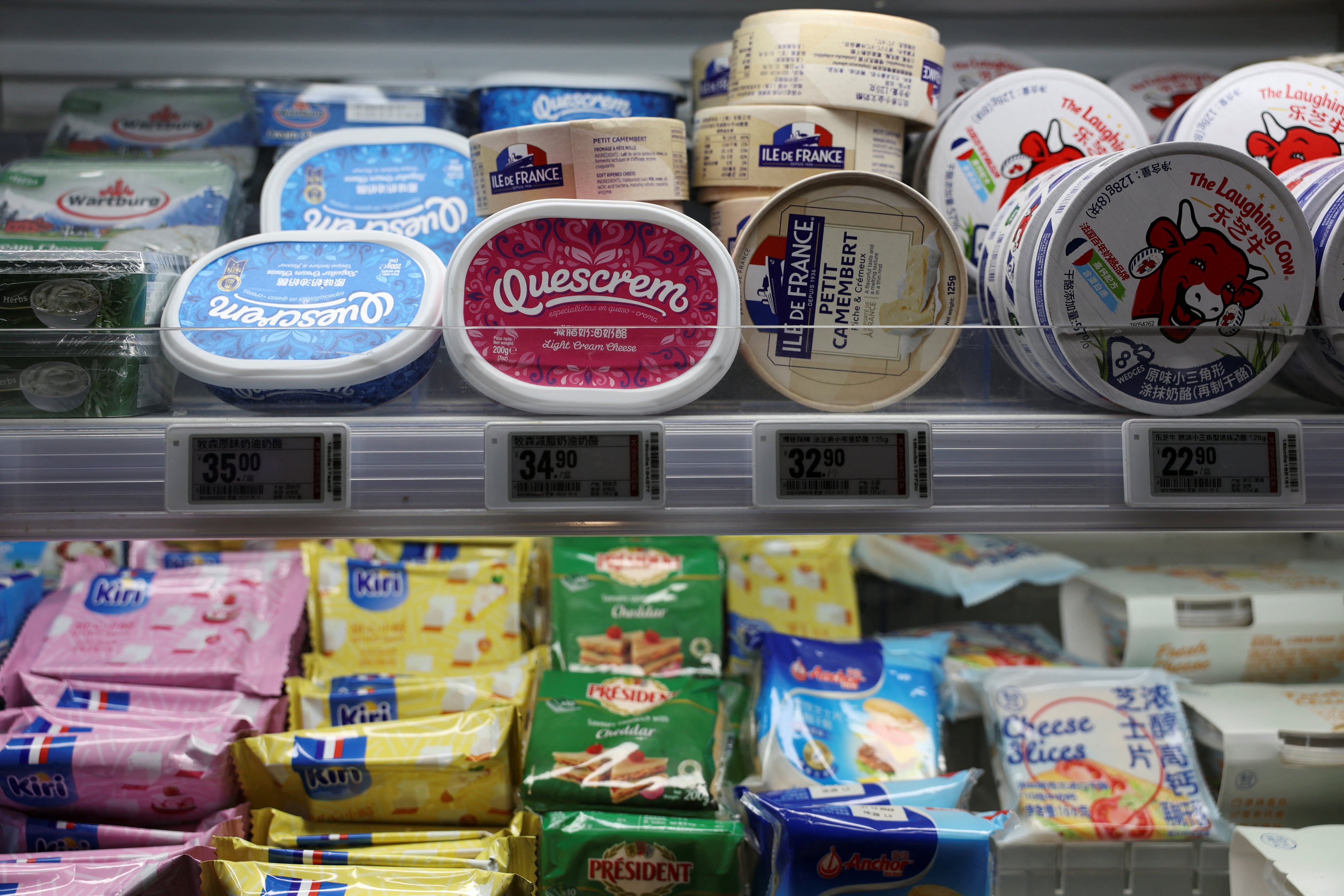 Productos de queso exhibidos en la sección láctea de un supermercado en Pekín, China, el 13 de junio de 2024. China anunció aranceles provisionales de hasta 42,7% sobre productos lácteos europeos a partir del martes. (REUTERS/Florence Lo)