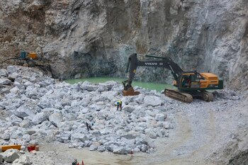 Una excavadora en la planta de Bikita en Zimbabwe, la única mina de África que produce pegmatita de litio. EPA/AARON UFUMELI/Archivo