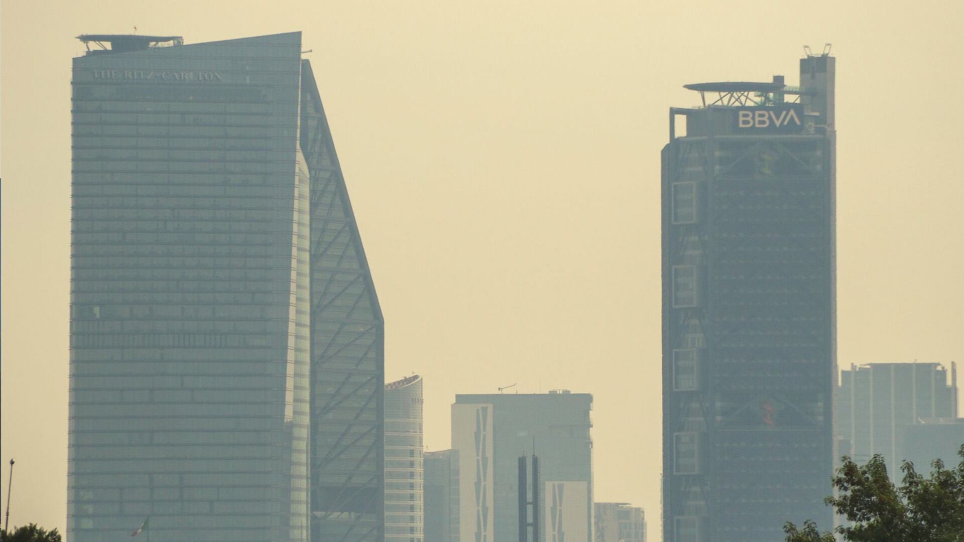 Dependiendo el nivel de contaminación en el aire, las autoridades hacen recomendaciones y toman medidas ambientales (Cuartoscuro)