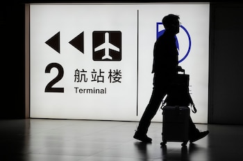 Un pasajero en el Aeropuerto de Beijing el 7 de noviembre del 2025. (AP foto/Ng Han Guan)