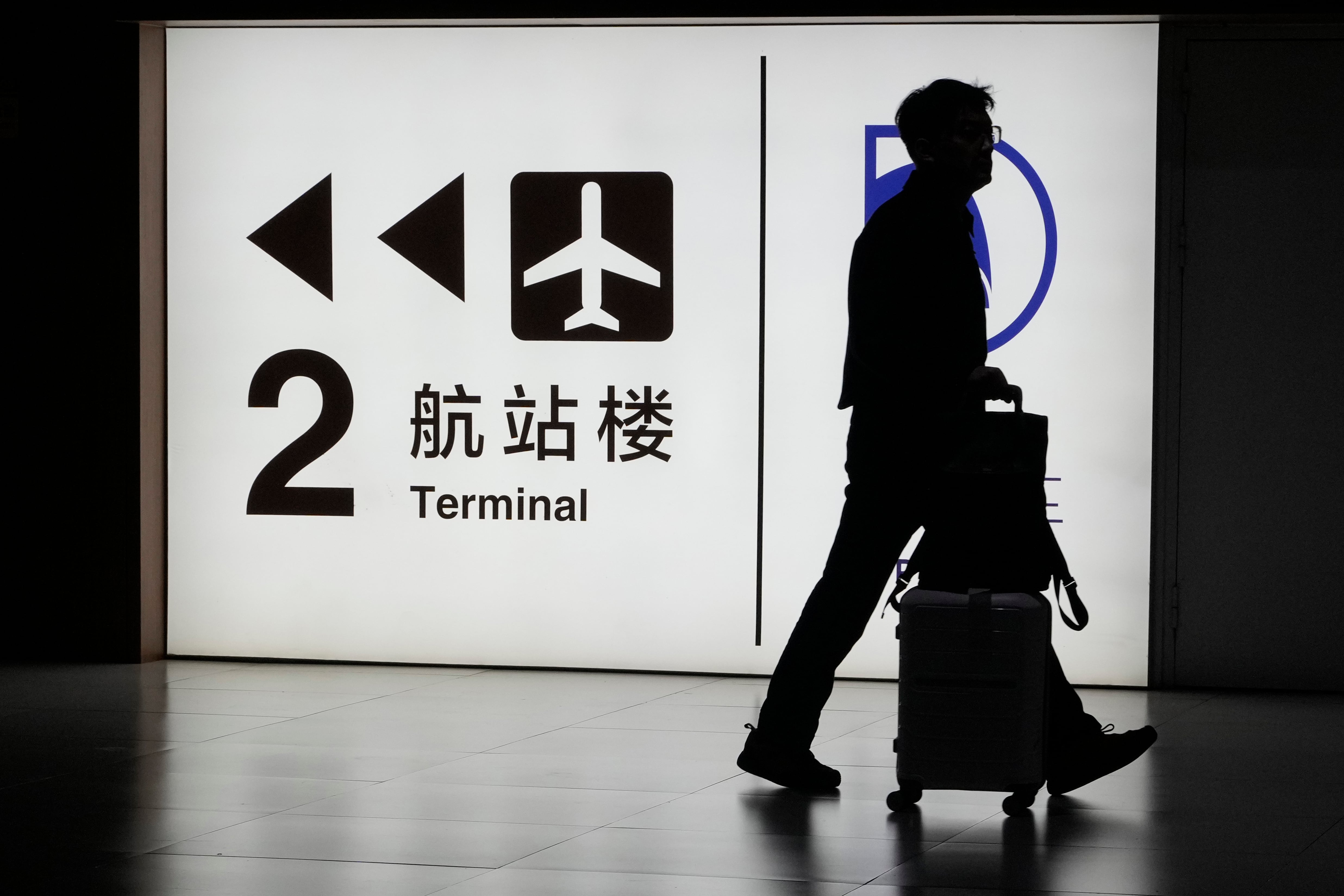 Un pasajero en el Aeropuerto de Beijing el 7 de noviembre del 2025. (AP foto/Ng Han Guan)